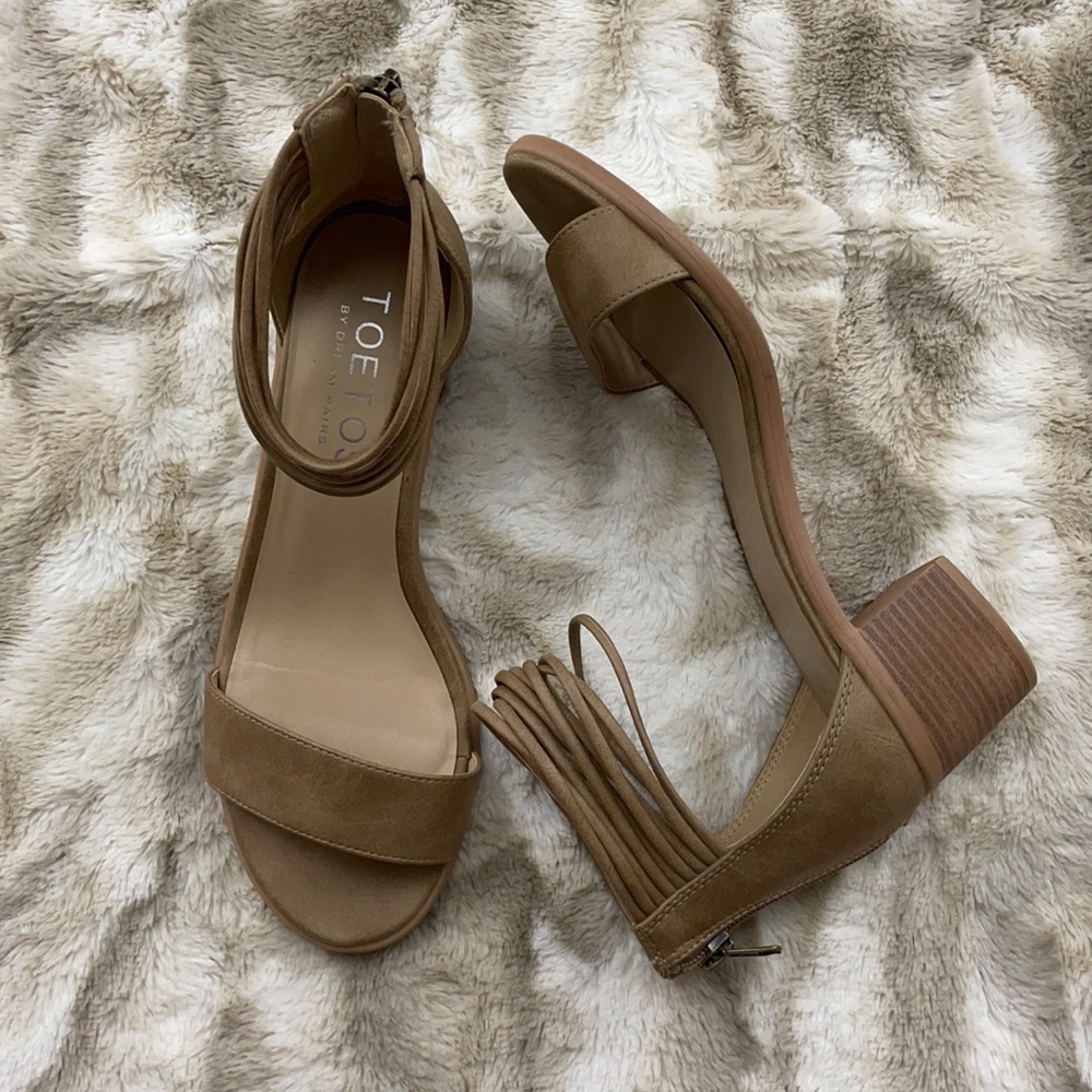 Toetos suede heels